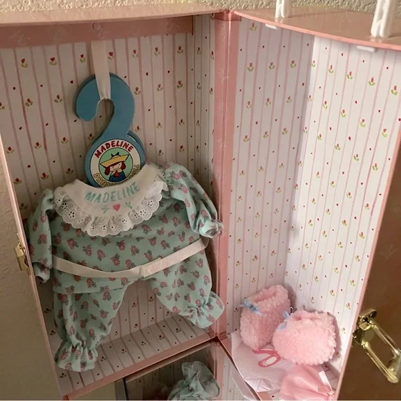 MADELINE Pink Travel Suitcase Doll Closet Carrying Case with 2 Full Doll Outfits - Picture 3 of 7